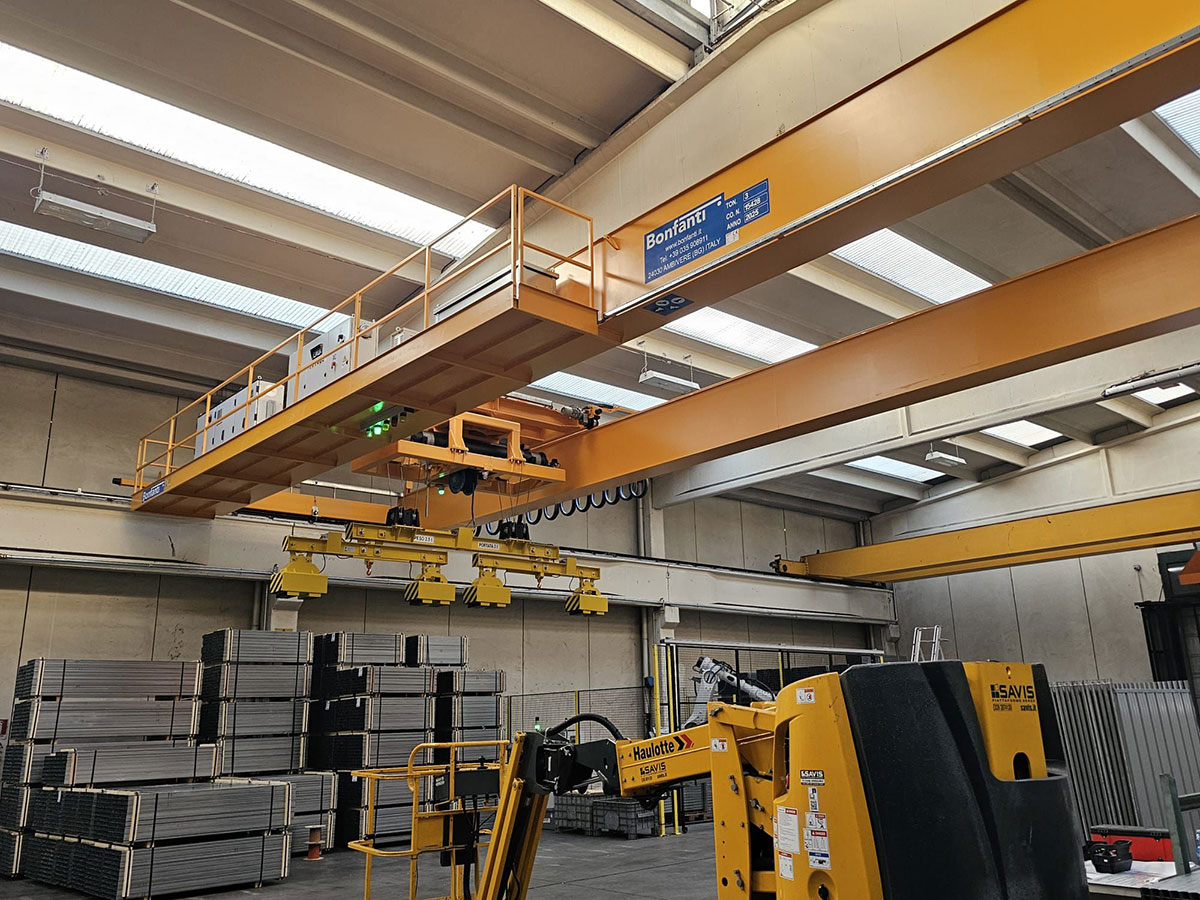 Nuovo carroponte attrezzato con carrello girevole e traversa magnetica: efficienza e sicurezza su misura per il nostro Cliente