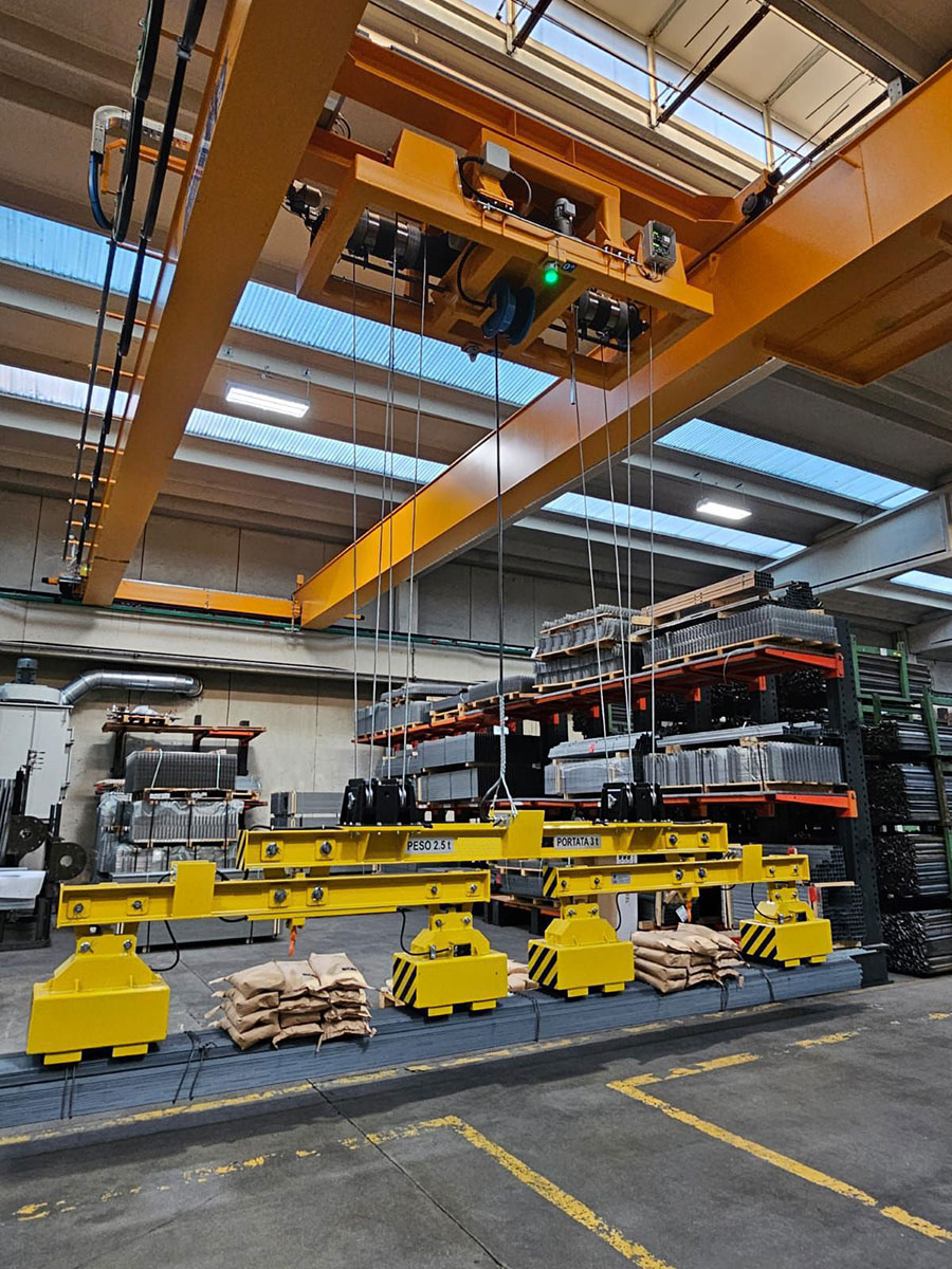 Nuovo carroponte attrezzato con carrello girevole e traversa magnetica: efficienza e sicurezza su misura per il nostro Cliente