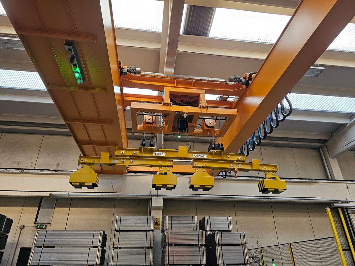 Nuovo carroponte attrezzato con carrello girevole e traversa magnetica: efficienza e sicurezza su misura per il nostro Cliente